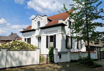 Historische Villa mit Garten, Luxus allows 18 year olds to book a room