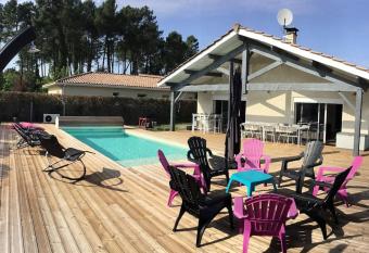 Maison avec piscine entre lacs, oc  an et foret has Balcony rooms