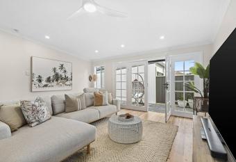 By The Coast has rooms with a private hot tub