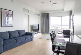 Waterfront 1 Bedroom Skyscraper Suite - 18th Floor - Free Garage Parking has rooms with a private hot tub