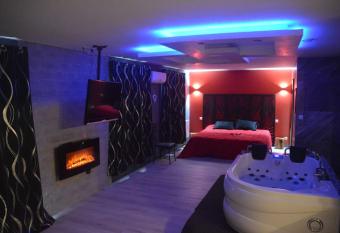 Love Room insolite Erotika allows 18 year olds to book a room