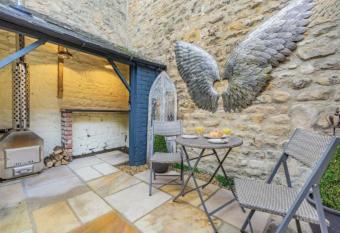 Victoria Cottage has Balcony rooms