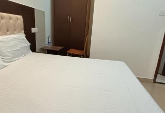 HOTEL THE RED HUT has Balcony rooms