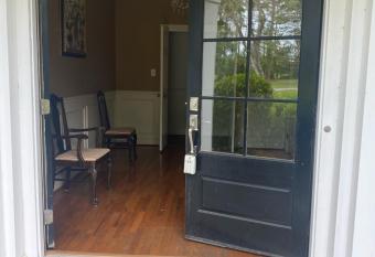 The Fox Den - a private luxury farm house has rooms with a private hot tub