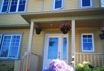 Maison chaleureuse, energetique et florale has Balcony rooms
