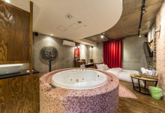 Hotel Yaja Yeongdeungpo has rooms with a private hot tub