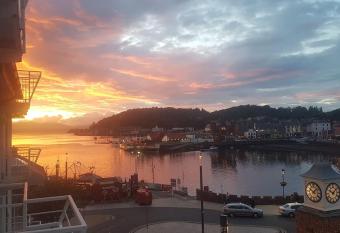 Beautiful 1 bedroom apartment with Bay View allows 18 year olds to book a room