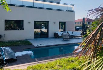 Villa piscine 6 personnes has Balcony rooms