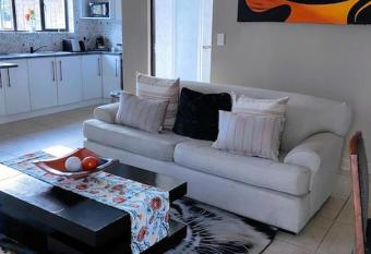 ChoosersExpressHotel has rooms with a private hot tub