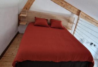 Studio Au Pied De La Sainte Victoire has Balcony rooms