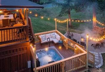 Coal Miners Casa*Family Friendly has rooms with a private hot tub