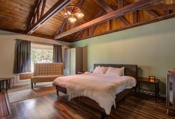 Easy Commute / LRG Property / Hot Tub / Pet Frndly has rooms with a private hot tub