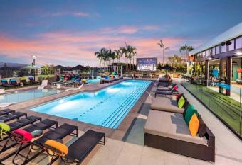 Cozy 2 Bedrooms ! Rooftop Pool and Firework views has rooms with a private hot tub