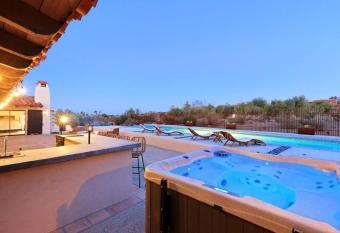 Luxury Exclusive Golf Community/Hot Tub & Desert Views has rooms with a private hot tub