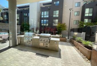 Luxury Mountain View Apartment-N allows 18 year olds to book a room