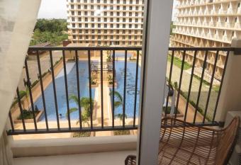 condo near beaches mallsand bars lapulapu city has Balcony rooms