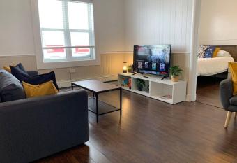 Large 1-bedroom Condo l Downtown l WiFi & Smart TV allows 18 year olds to book a room