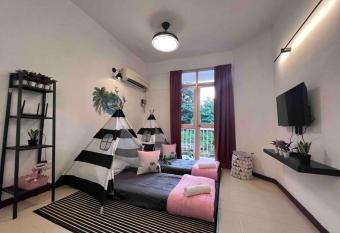 EE s Seaside House - Homestay 3 min walk to beach has Balcony rooms