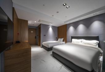 Inchon sky and sea ocean view hotel allows 18 year olds to book a room