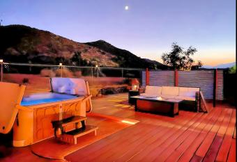 Jt's Star Catcher Cabin o Hot Tub has rooms with a private hot tub