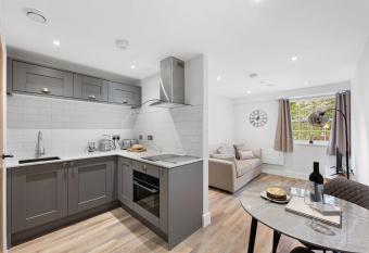 Cavendish 37 has Balcony rooms