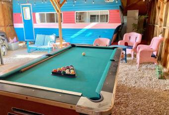 Kampink! Pool  Spa  Gameroom Compound With Amazing Views On 2.5 Acres has rooms with a private hot tub