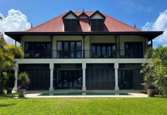 Paradise Villa Eden Island has rooms with a private hot tub