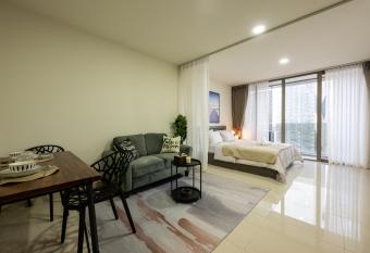 The Peak Residence by Caerus Management has Balcony rooms