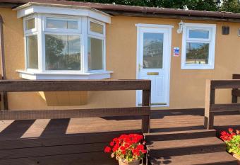 Semi-detached 1-Bedroom Chalet, Uddingston Glasgow has Balcony rooms