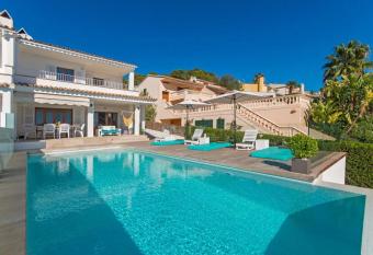 Nereo has Balcony rooms