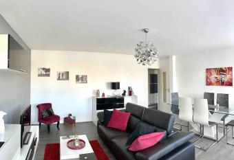 Grand Appartement 70m   en RDC + Parking allows 18 year olds to book a room