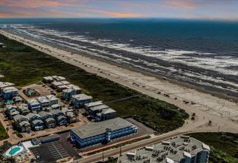 Seaside Boutique Hotel, Waves At Your Doorstep allows 18 year olds to book a room