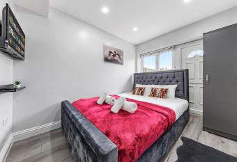 Heathrow Suites - Sandy TW14 allows 18 year olds to book a room