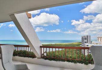 Naples Grande Beach Resort has rooms with a private hot tub