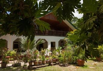 Jeanny s Apartment has Balcony rooms