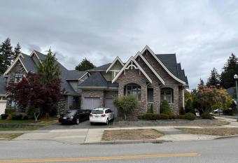 Entire Guest Suite - 1 bedroom w/ Private Entrance allows 18 year olds to book a room