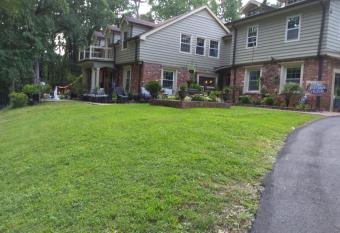 Chans Lakeside Hideaway allows 18 year olds to book a room