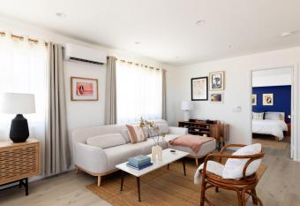 Alta Azul - Cozy Cabin near Goat Mountain with hot tub! home has Balcony rooms