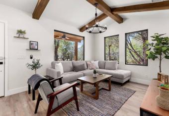 Casita 5 minutes from Gruene Hall and King Bed! has Balcony rooms