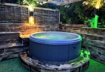 Sherwood Castle by Liv Retreats has rooms with a private hot tub