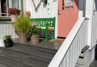 Koselig rom i sj  n  rt hus allows 18 year olds to book a room