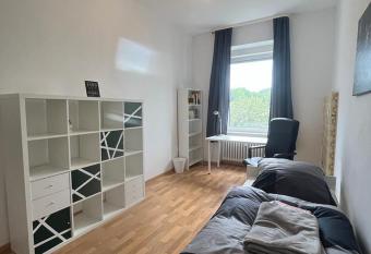 Zwischen Stadt und Park allows 18 year olds to book a room