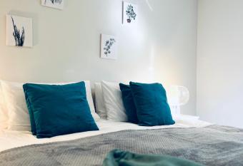 Absolutely Beautiful Hemel Hempstead 2-bedroom for 1-4 Guests - contractors welcome allows 18 year olds to book a room