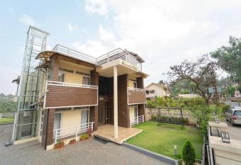 seasons villa panchgani has rooms with a private hot tub