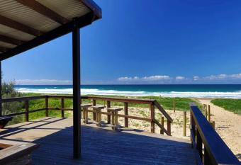 Oceanus Luxe Beachfront Bokarina has rooms with a private hot tub