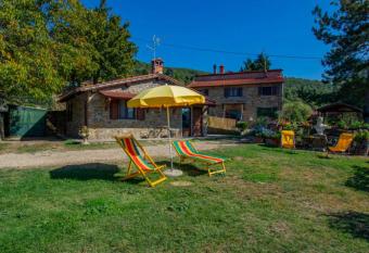 BeB Il Poderino has rooms with a private hot tub