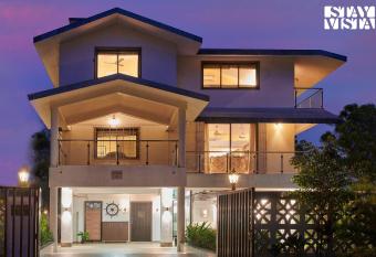 StayVista s River Song - Riverview Villa with Jacuzzi & Indoor Fun has rooms with a private hot tub