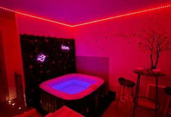 Jacuzzi - Mitry Romance - CDG allows 18 year olds to book a room