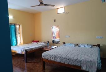 GOKARNA BEACH HOMESTAY AND RESTAURANT has Balcony rooms