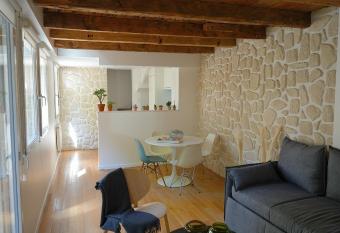 Maison de ville avec sa cour au calme    1min de la Pace Stanislas has Balcony rooms